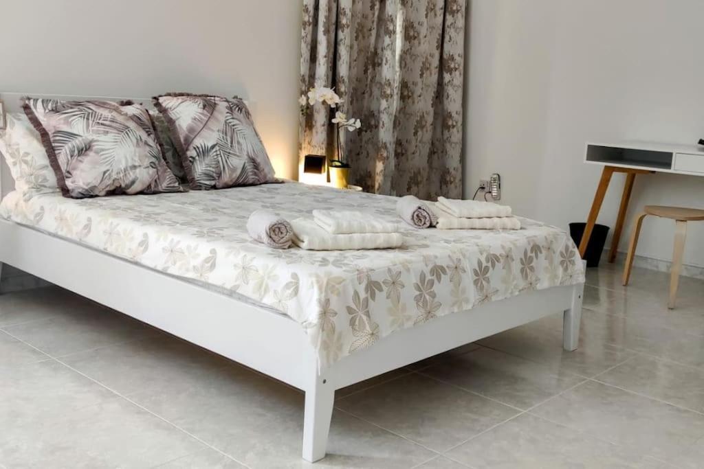 Gaia Penthouse Sea And Country Views Home 세인트폴스베이 외부 사진